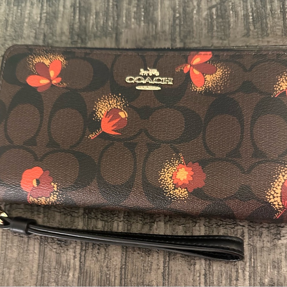 Coach Long Zip Around Wallet🌺